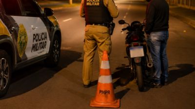 Imagem referente à notícia: Motociclista sem CNH tenta fugir da PM e acaba com moto apreendida em Corbélia