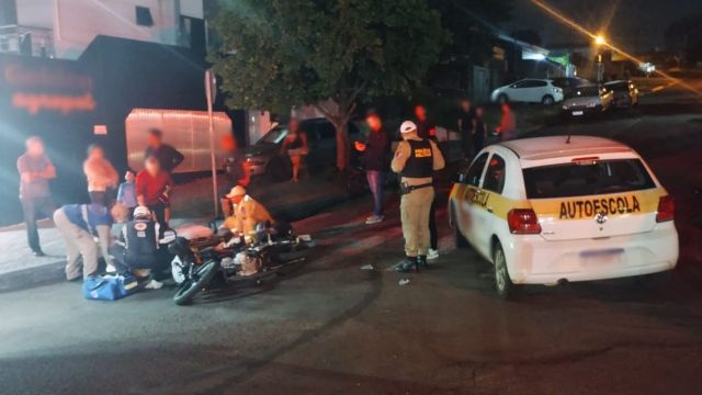 Colisão entre carro de autoescola, bicicleta e motocicleta deixa dois feridos em Cascavel