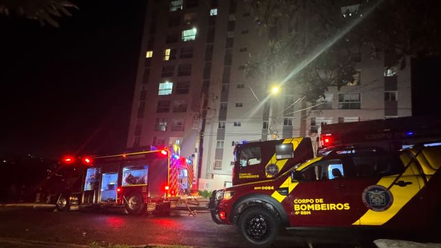 Incêndio de grandes proporções atinge apartamento em prédio no Bairro Santo Onofre, em Cascavel