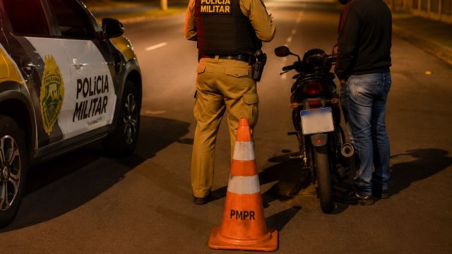Motociclista sem CNH tenta fugir da PM e acaba com moto apreendida em Corbélia
