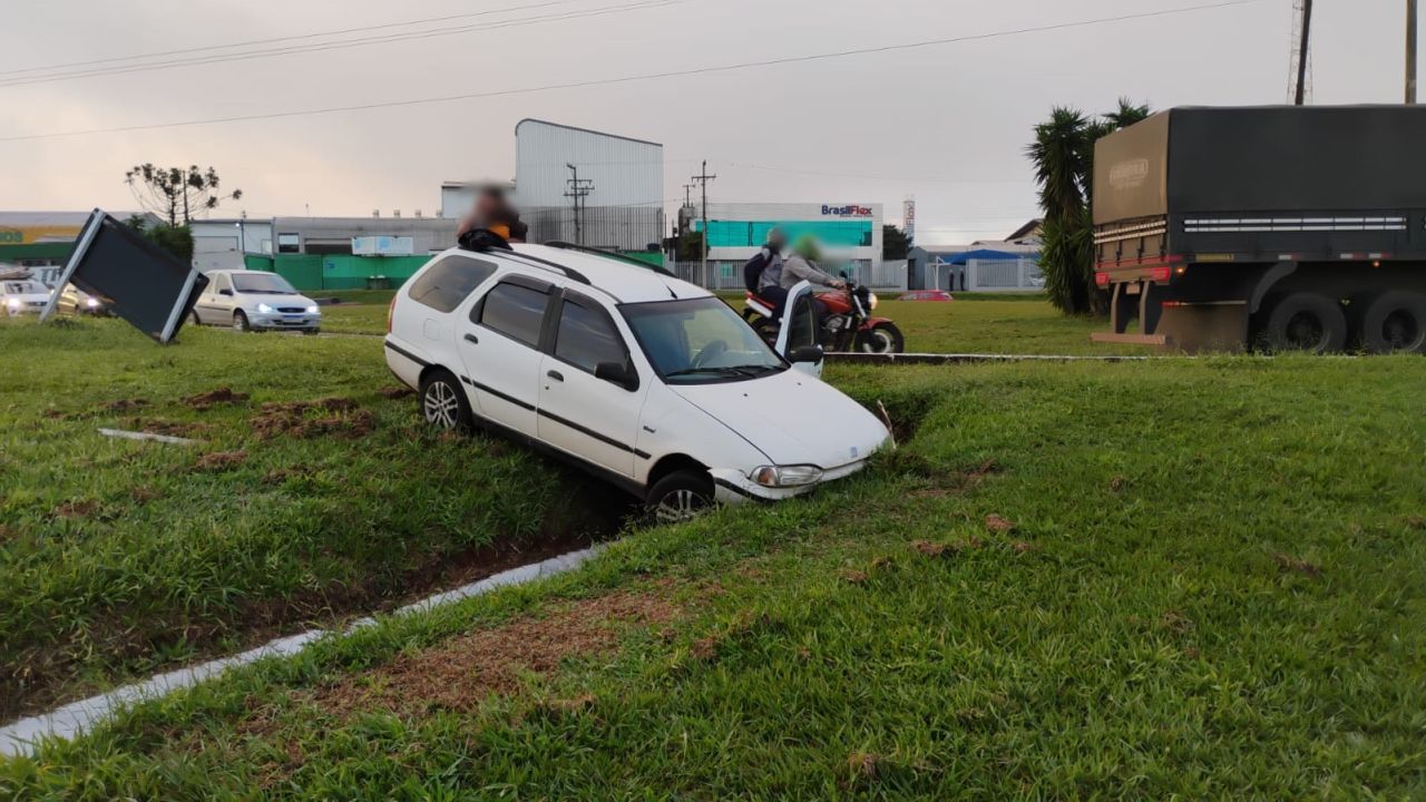 Carro cai em canaleta após saída de pista na BR-277 em Cascavel e motorista fica ferido