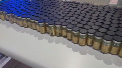 Imagem referente à notícia: PRF apreende anabolizantes e eletrônicos durante fiscalização na BR-277 em Cascavel