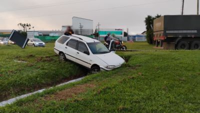 Imagem referente à notícia: Carro cai em canaleta após saída de pista na BR-277 em Cascavel e motorista fica ferido