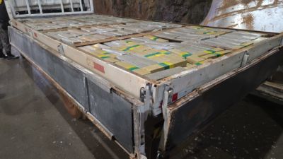 Imagem referente à notícia: Receita Federal apreende 715 kg de maconha em caminhão com fundo falso na Ponte da Amizade