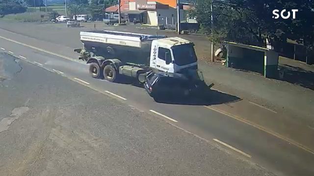 Casal de idosos morre em grave acidente entre carro e caminhões na BR-369, em Jandaia do Sul