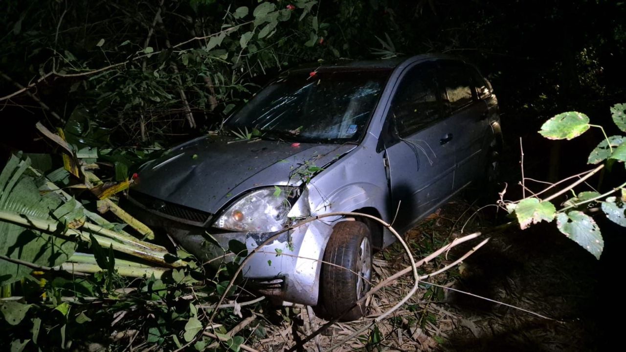 Veículo furtado cai em ribanceira após acidente em Corbélia; motorista sofreu traumatismo craniano