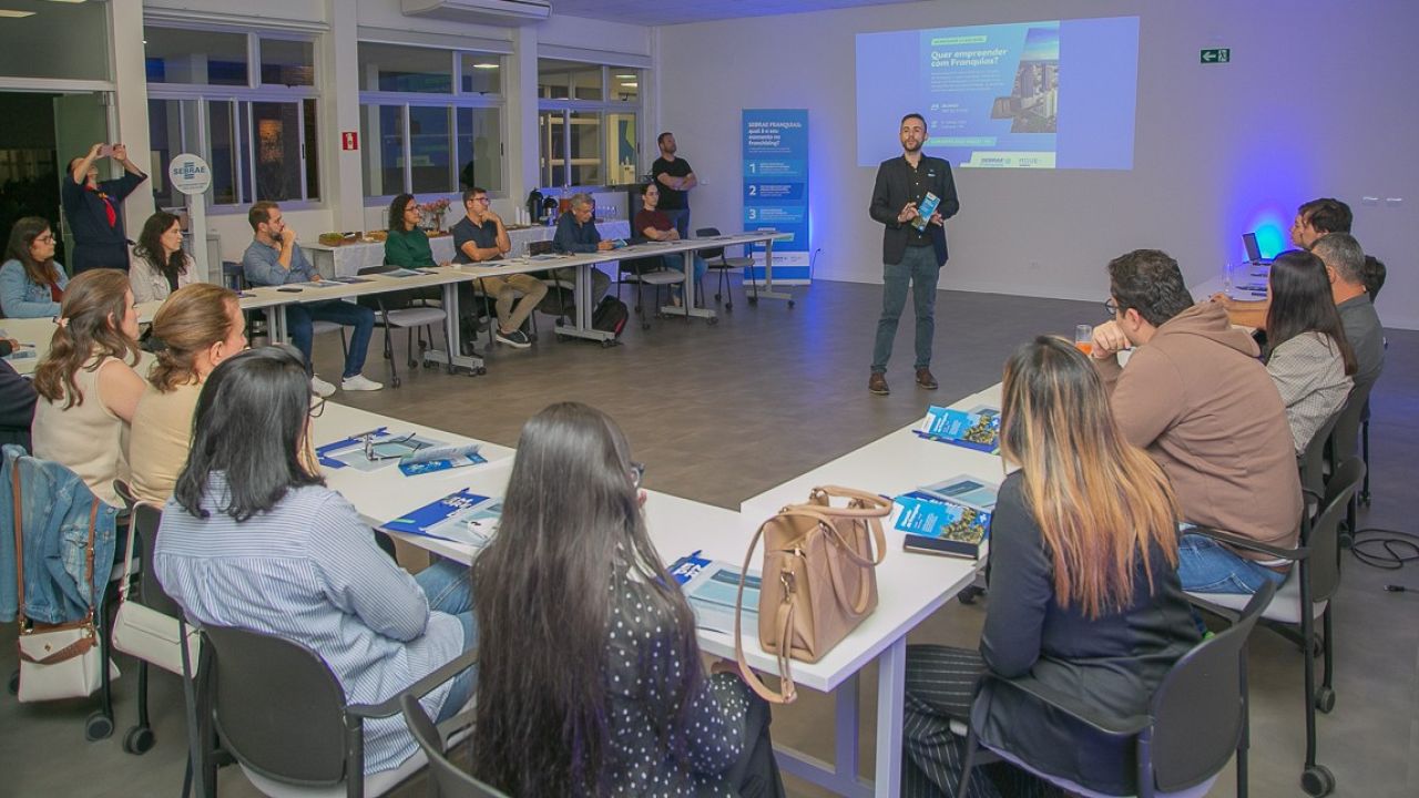 Pequenos empreendedores de Cascavel e região participam de workshop sobre franquias