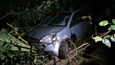 Imagem referente a notícia: Veículo furtado cai em ribanceira após acidente em Corbélia; motorista sofreu traumatismo craniano