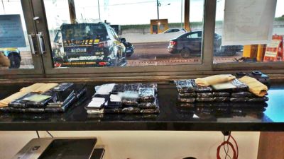 Imagem referente a notícia: PRF apreende comboio com iPhones escondidos no corpo de mulheres durante fiscalização em Cascavel