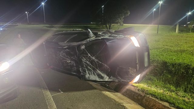 PF e PM apreendem carro carregado com cigarros contrabandeados após perseguição e capotamento na BR-277 em Foz do Iguaçu
