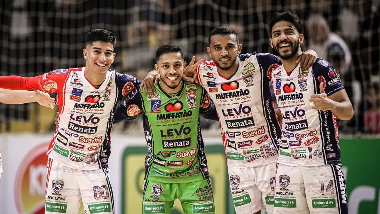 Imagem referente a notícia: Duas viradas e oito gols: Cascavel Futsal e São Miguel empatam em jogo eletrizante pela Série Ouro