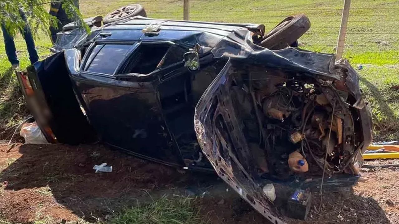 Motorista fica gravemente ferido após capotamento na PR-466 em Manoel Ribas