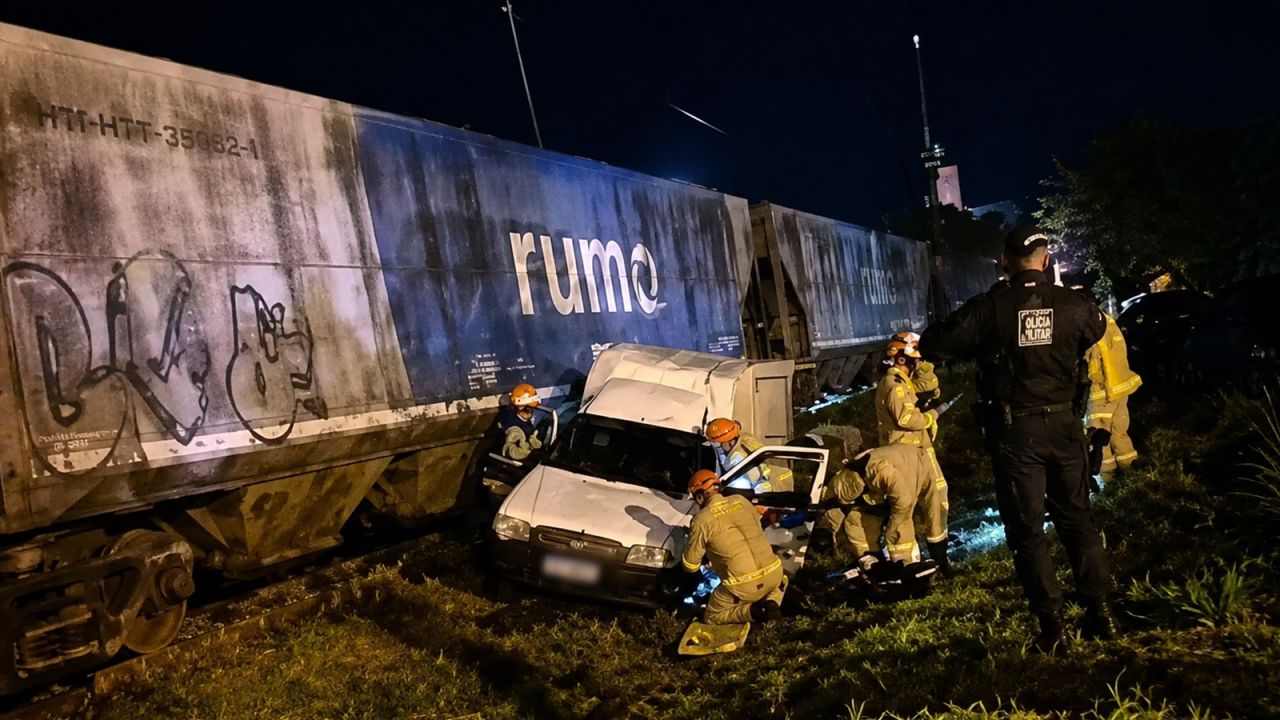 Trem atinge Fiorino e arrasta veículo por metros em Apucarana; casal fica ferido