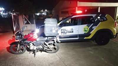 Imagem referente à notícia: Motociclista bêbado é preso ao transportar filha de 5 anos sobre tanque da moto em Cascavel