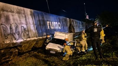Imagem referente à notícia: Trem atinge Fiorino e arrasta veículo por metros em Apucarana; casal fica ferido
