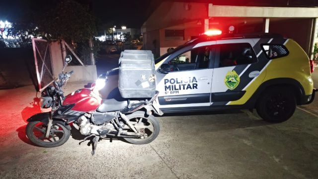 Motociclista bêbado é preso ao transportar filha de 5 anos sobre tanque da moto em Cascavel