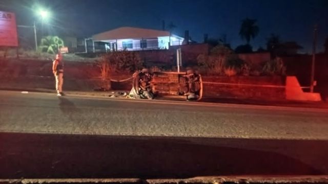 Motorista morre após capotamento e ficar preso sob carro em Três Barras do Paraná