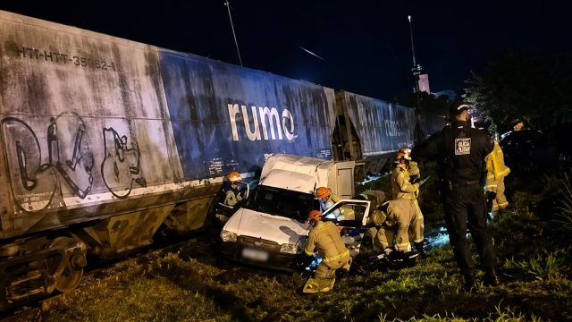 Trem atinge Fiorino e arrasta veículo por metros em Apucarana; casal fica ferido