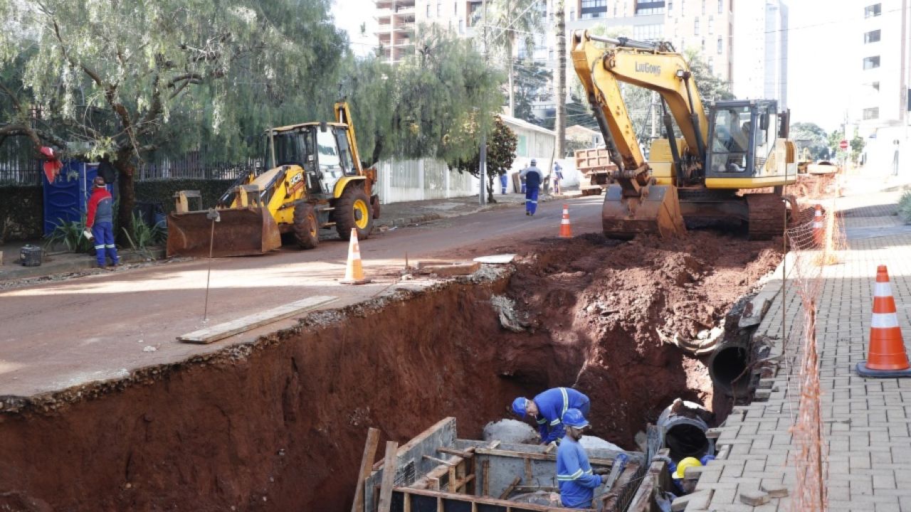 MAIS INFRAESTRUTURA | Prefeitura avança com obra de drenagem na Rua Olavo Bilac