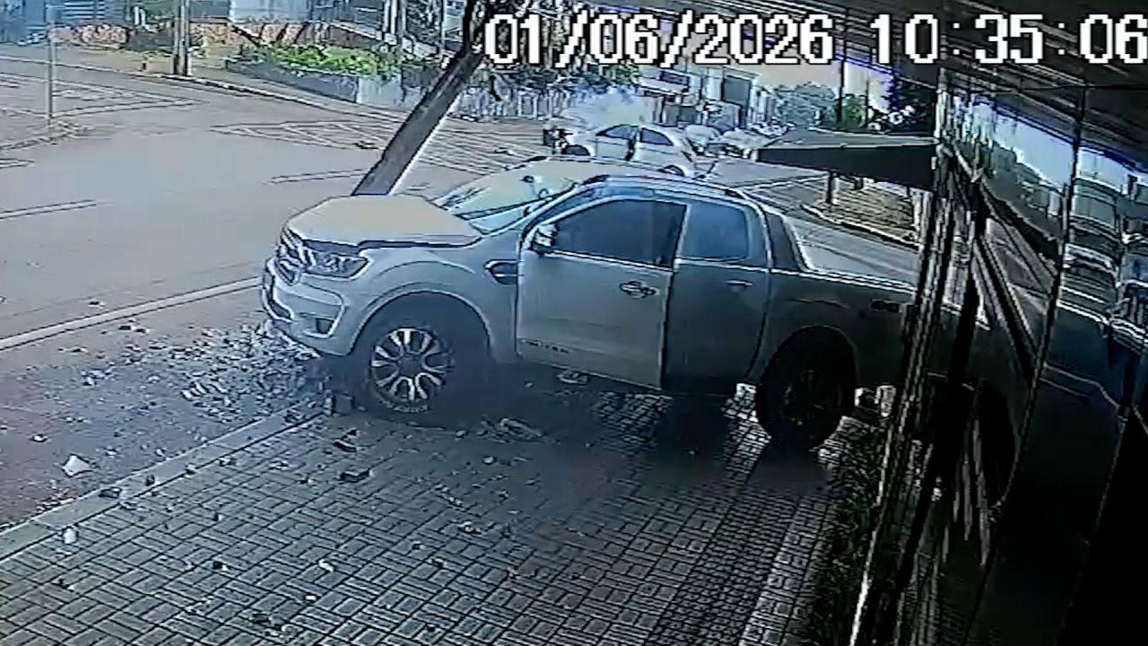 Vídeo mostra momento em que Ford Ranger é atingida e destrói poste após acidente em cruzamento de Cascavel