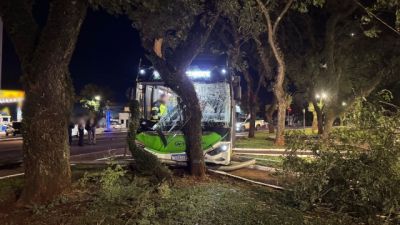 Imagem referente à notícia: Batida entre ônibus do transporte coletivo termina com veículo sobre canteiro no Centro de Cascavel