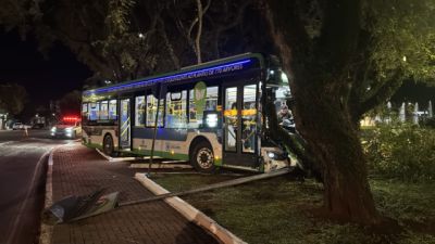 Imagem referente à notícia: Colisão entre ônibus do transporte coletivo deixa feridos e mobiliza equipes de resgate em Cascavel