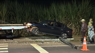 Imagem referente à notícia: Motorista perde controle, bate em poste e mobiliza equipes de resgate no Jardim Verdes Campos em Cascavel