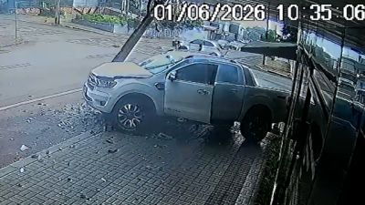 Imagem referente à notícia: Vídeo mostra momento em que Ford Ranger é atingida e destrói poste após acidente em cruzamento de Cascavel