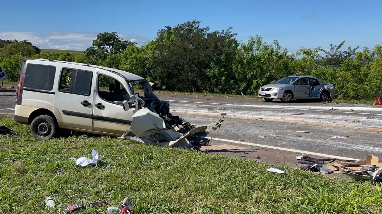 Imagem referente a notícia: Grave acidente na BR-369 em Corbélia deixa quatro feridos e mobiliza grande operação de resgate