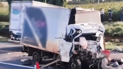 Imagem referente à notícia: Violenta colisão entre caminhões mata dois jovens na PR-323, em Sertanópolis