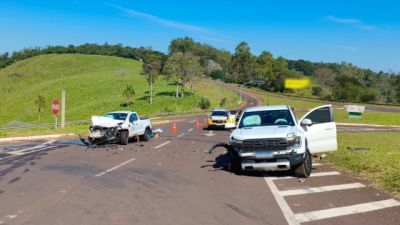 Imagem referente à notícia: Colisão entre Ford Ranger e Fiat Strada deixa motorista ferido na PR-180 em Boa Vista da Aparecida