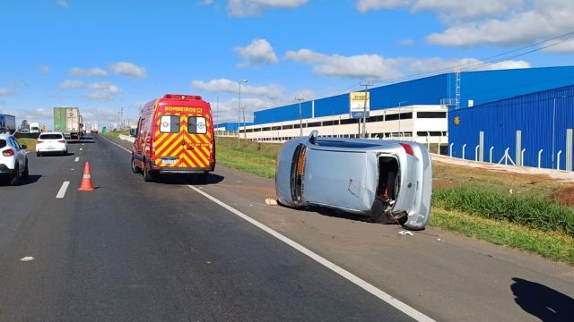 Jovem de 20 anos morre após carro tombar na BR-376 em Ponta Grossa