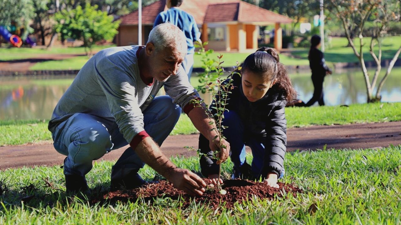 Itaipulândia promove plantio de mudas no Laguinho em ação pelo Dia Mundial do Meio Ambiente