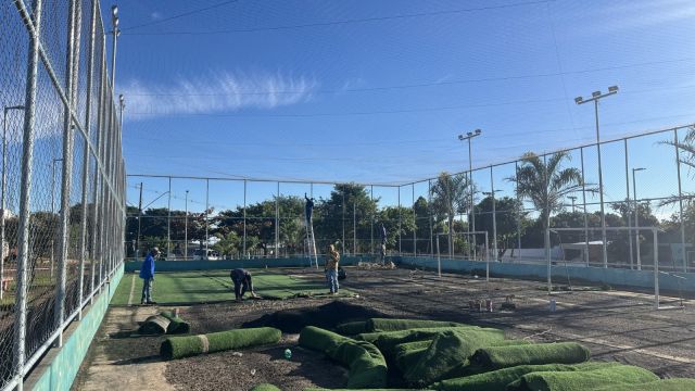 Corbélia inicia revitalização de campos sintéticos e quadra de basquete com investimento do Governo do Paraná