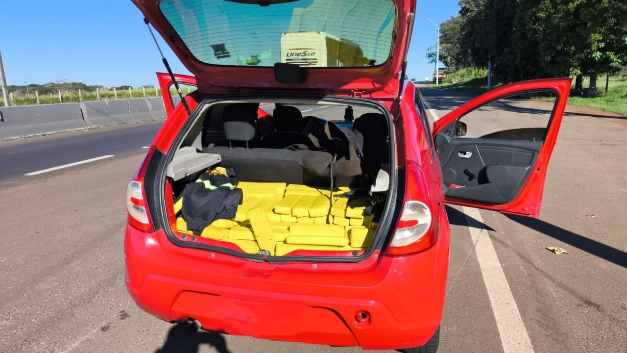 PRF prende casal com 138 quilos de maconha na BR-163 em Lindoeste; motorista não tinha habilitação