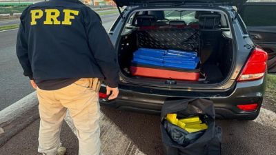 Imagem referente à notícia: PRF apreende 75 quilos de maconha na BR-277 e prende dois homens em Cascavel