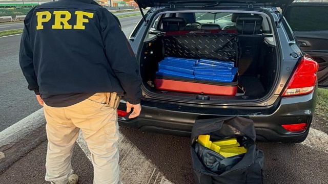 PRF apreende 75 quilos de maconha na BR-277 e prende dois homens em Cascavel