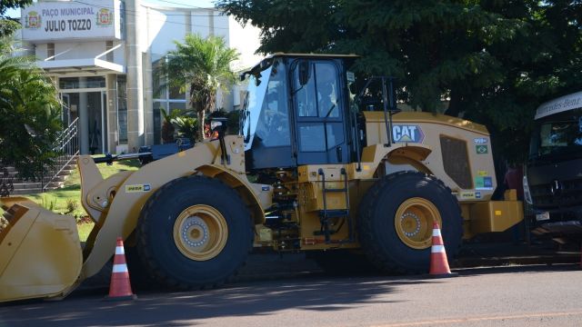 Corbélia recebe máquinas e ônibus escolar em investimentos que superam R$ 1,8 milhão
