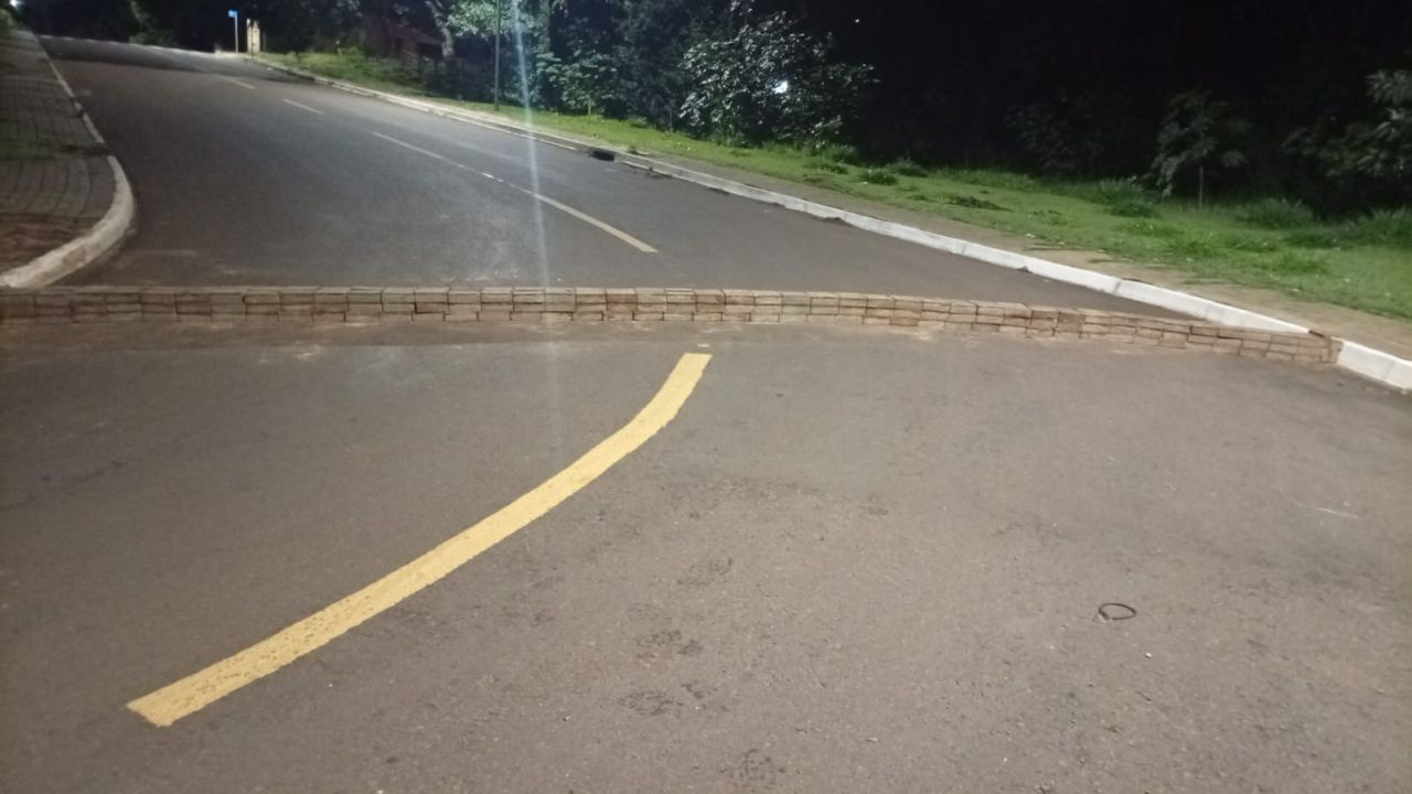 Entediado, rapaz arranca pavers de calçada e espalha peças em rua de Cascavel durante a madrugada