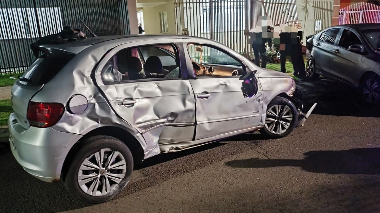 Motorista perde controle, atinge carro estacionado e provoca vazamento de água em Cascavel