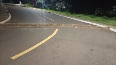 Imagem referente a notícia: Entediado, rapaz arranca pavers de calçada e espalha peças em rua de Cascavel durante a madrugada