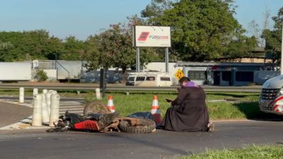 Imagem referente a notícia: Cena de fé marca acidente fatal na PR-323 e emociona quem passava pelo local