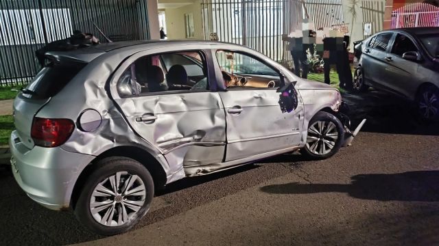 Motorista perde controle, atinge carro estacionado e provoca vazamento de água em Cascavel