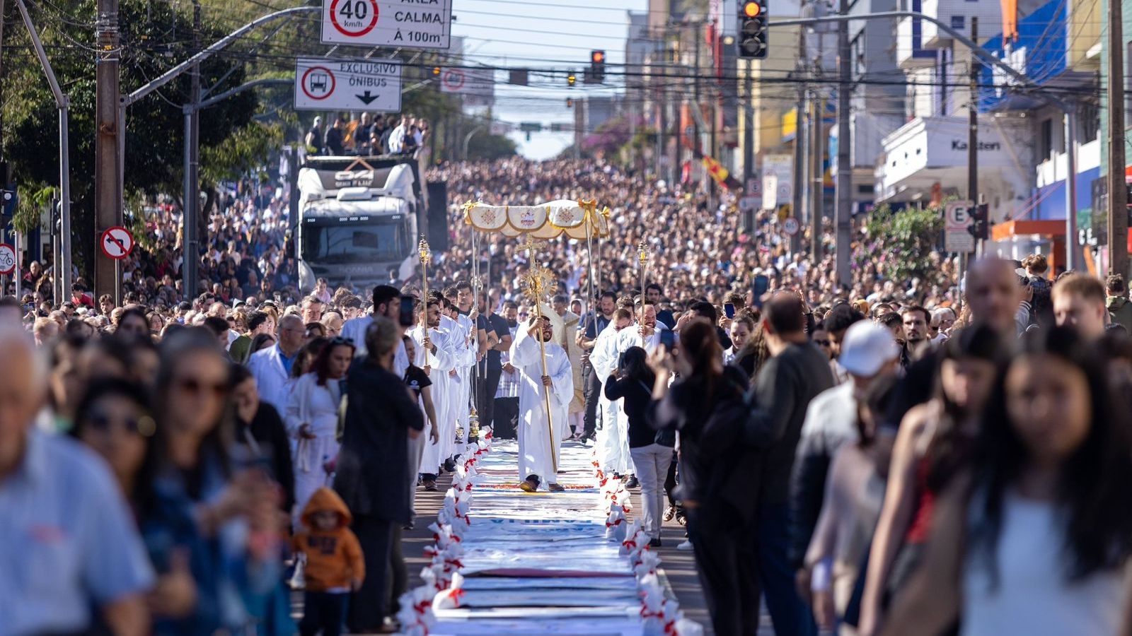 Imagem referente a notícia: Corpus Christi reúne mais de 15 mil fiéis e mobiliza 17 cidades da Arquidiocese de Cascavel