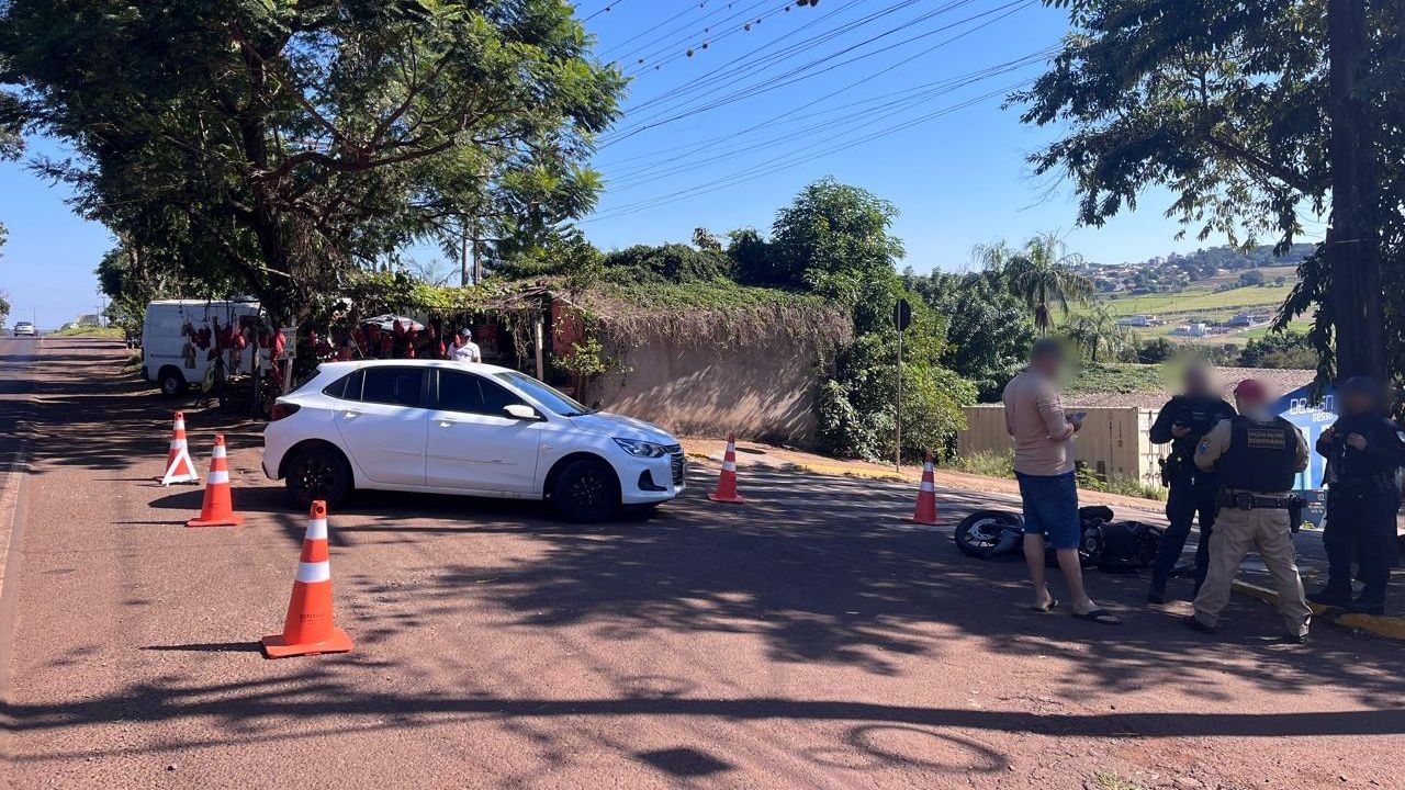 Colisão lateral entre carro e moto deixa motociclista ferido na PR-317 em Toledo