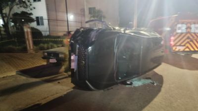 Imagem referente à notícia: Motorista é preso por embriaguez ao volante após carro tombar em acidente em Cascavel
