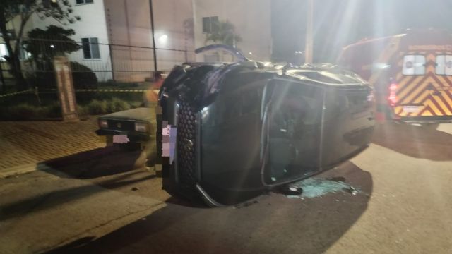Motorista é preso por embriaguez ao volante após carro tombar em acidente em Cascavel