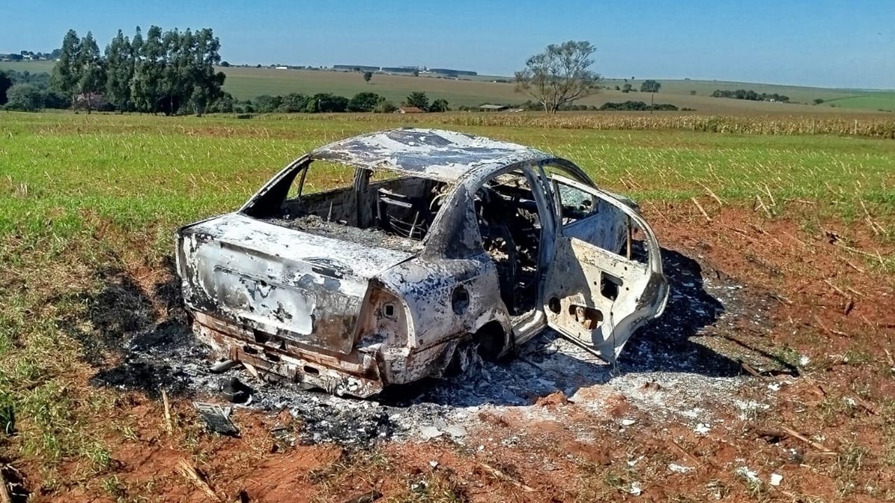 Ataque a tiros em conveniência deixa homem morto e mulher gravemente ferida em Terra Roxa; carro suspeito é encontrado queimado