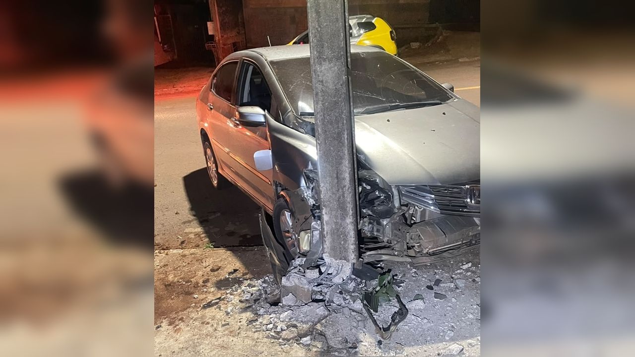 Motorista perde controle e bate em poste após relatar fechamento por outro veículo em Cascavel