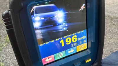 Imagem referente a notícia: PRF flagra carro a 196 km/h na BR-277 rumo ao Litoral do Paraná durante fiscalização